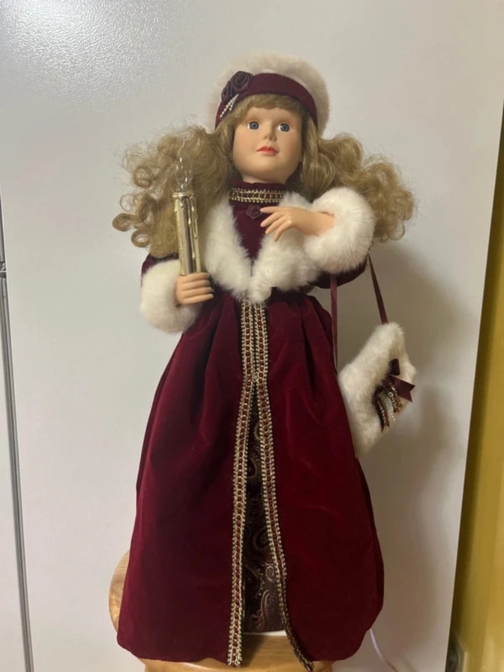 Vtg 96 OG Motion-ettes Porcelite Animated Illuminated Victorian Caroler Figure